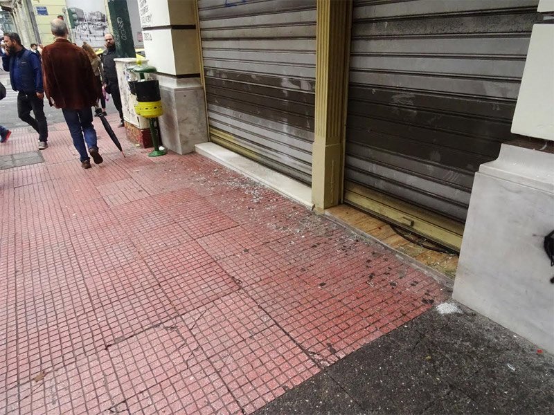 Επεισόδια και χημικά στο Σύνταγμα -Κουκουλοφόροι επιτέθηκαν στα ΜΑΤ | iefimerida.gr 14