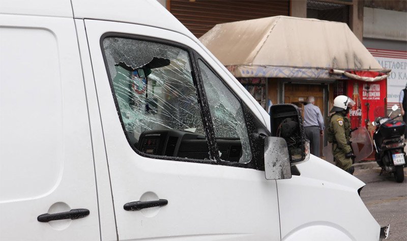 Επεισόδια και χημικά στο Σύνταγμα -Κουκουλοφόροι επιτέθηκαν στα ΜΑΤ | iefimerida.gr 11