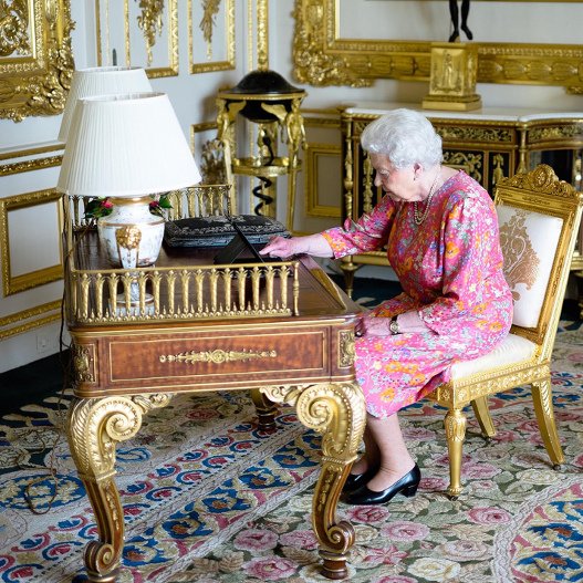 Η βασίλισσα Ελισάβετ έχει... μυστικό λογαριασμό στο Facebook [εικόνα] | iefimerida.gr 0