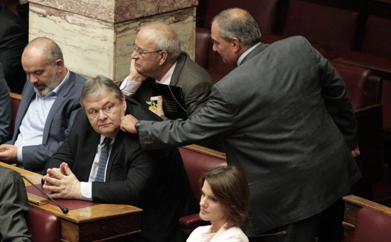 Βουλή: Με τσίμπημα στο μάγουλο χαιρέτησε τον Ευάγγελο Βενιζέλο ο Κώστας Καραμανλής [εικόνες] | iefimerida.gr 1