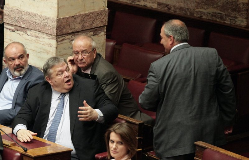 Βουλή: Με τσίμπημα στο μάγουλο χαιρέτησε τον Ευάγγελο Βενιζέλο ο Κώστας Καραμανλής [εικόνες] | iefimerida.gr 2