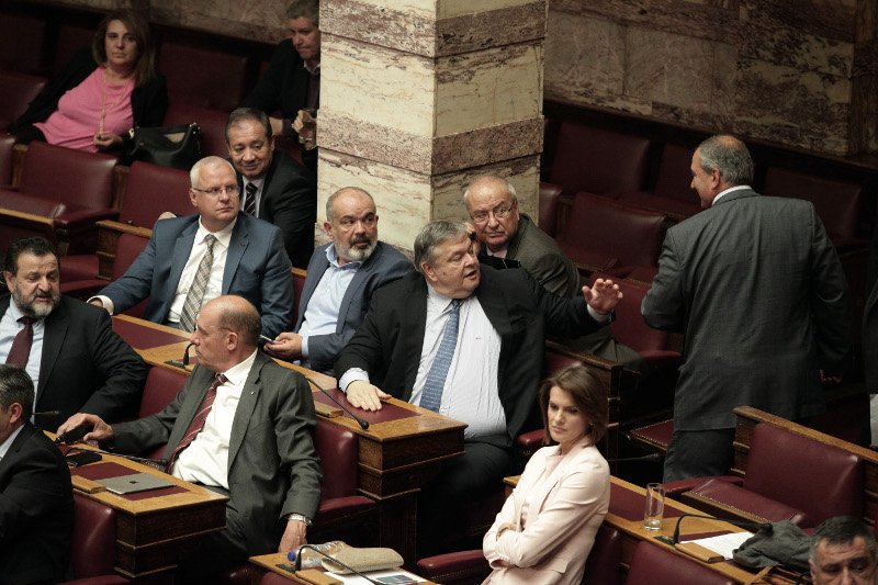 Βουλή: Με τσίμπημα στο μάγουλο χαιρέτησε τον Ευάγγελο Βενιζέλο ο Κώστας Καραμανλής [εικόνες] | iefimerida.gr 3