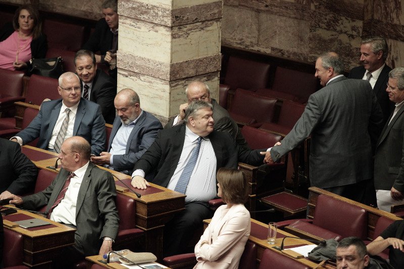 Βουλή: Με τσίμπημα στο μάγουλο χαιρέτησε τον Ευάγγελο Βενιζέλο ο Κώστας Καραμανλής [εικόνες] | iefimerida.gr 4