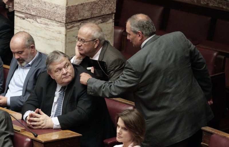 Βουλή: Με τσίμπημα στο μάγουλο χαιρέτησε τον Ευάγγελο Βενιζέλο ο Κώστας Καραμανλής [εικόνες] | iefimerida.gr 5