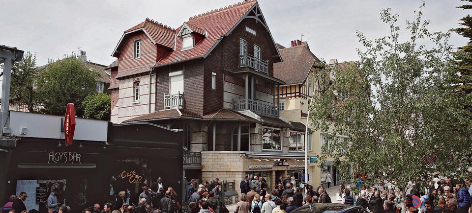 Η βίλα του Εμανουέλ Μακρόν στην όμορφη παραλία Τουκέ προσελκύει χιλιάδες τουρίστες [εικόνες] | iefimerida.gr 0