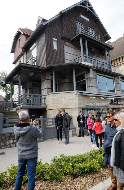 Η βίλα του Εμανουέλ Μακρόν στην όμορφη παραλία Τουκέ προσελκύει χιλιάδες τουρίστες [εικόνες] | iefimerida.gr 1