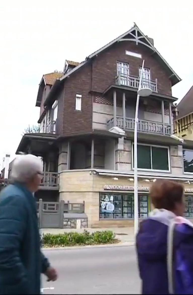 Η βίλα του Εμανουέλ Μακρόν στην όμορφη παραλία Τουκέ προσελκύει χιλιάδες τουρίστες [εικόνες] | iefimerida.gr 2