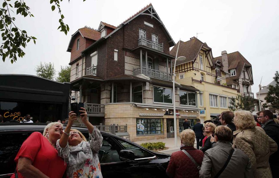 Η βίλα του Εμανουέλ Μακρόν στην όμορφη παραλία Τουκέ προσελκύει χιλιάδες τουρίστες [εικόνες] | iefimerida.gr 3