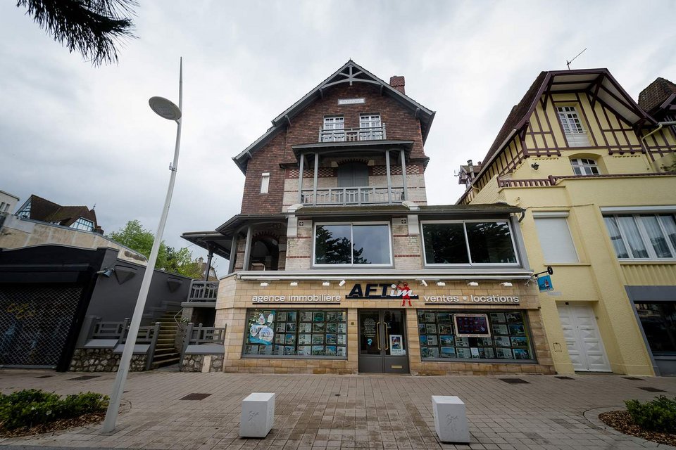 Η βίλα του Εμανουέλ Μακρόν στην όμορφη παραλία Τουκέ προσελκύει χιλιάδες τουρίστες [εικόνες] | iefimerida.gr 7