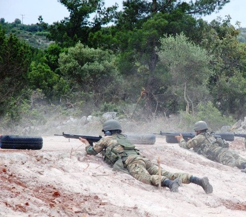 Eτσι εκπαιδεύονται οι οπλίτες του Στρατού -Καρέ καρέ η βολή τους στο πεδίο [εικόνες] | iefimerida.gr 10
