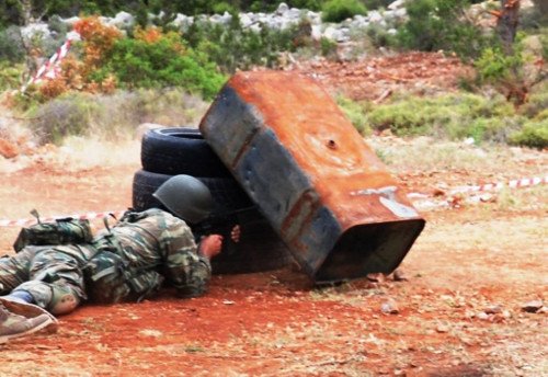 Eτσι εκπαιδεύονται οι οπλίτες του Στρατού -Καρέ καρέ η βολή τους στο πεδίο [εικόνες] | iefimerida.gr 13