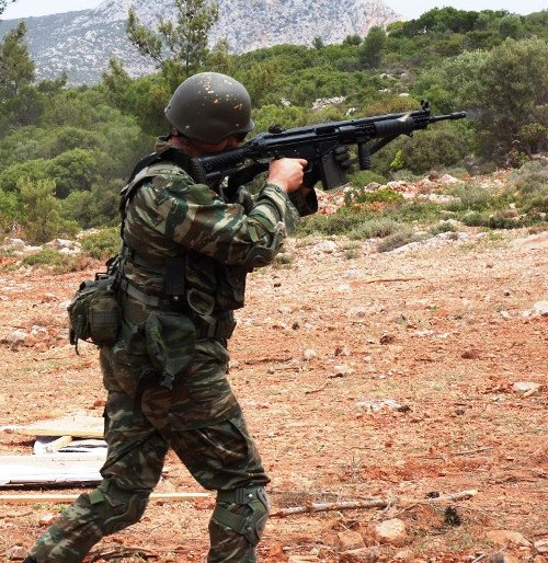 Eτσι εκπαιδεύονται οι οπλίτες του Στρατού -Καρέ καρέ η βολή τους στο πεδίο [εικόνες] | iefimerida.gr 14