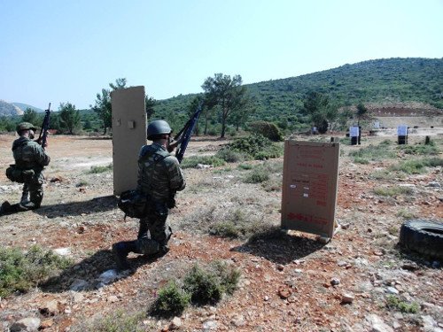 Eτσι εκπαιδεύονται οι οπλίτες του Στρατού -Καρέ καρέ η βολή τους στο πεδίο [εικόνες] | iefimerida.gr 1