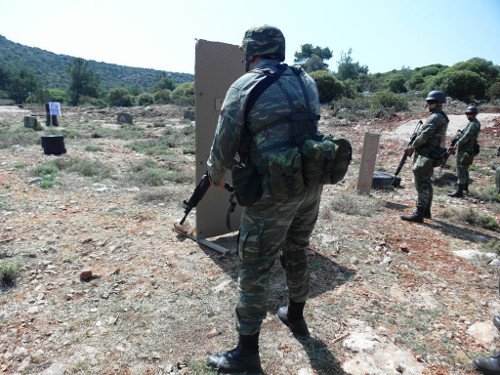 Eτσι εκπαιδεύονται οι οπλίτες του Στρατού -Καρέ καρέ η βολή τους στο πεδίο [εικόνες] | iefimerida.gr 2