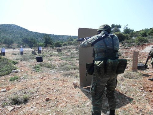 Eτσι εκπαιδεύονται οι οπλίτες του Στρατού -Καρέ καρέ η βολή τους στο πεδίο [εικόνες] | iefimerida.gr 3