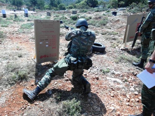 Eτσι εκπαιδεύονται οι οπλίτες του Στρατού -Καρέ καρέ η βολή τους στο πεδίο [εικόνες] | iefimerida.gr 4