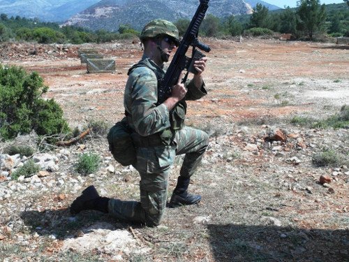 Eτσι εκπαιδεύονται οι οπλίτες του Στρατού -Καρέ καρέ η βολή τους στο πεδίο [εικόνες] | iefimerida.gr 5