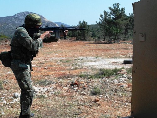 Eτσι εκπαιδεύονται οι οπλίτες του Στρατού -Καρέ καρέ η βολή τους στο πεδίο [εικόνες] | iefimerida.gr 6