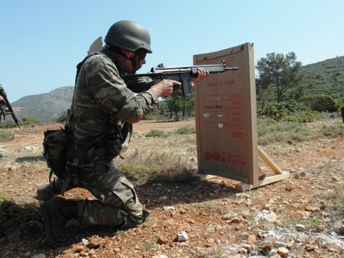 Eτσι εκπαιδεύονται οι οπλίτες του Στρατού -Καρέ καρέ η βολή τους στο πεδίο [εικόνες] | iefimerida.gr 8