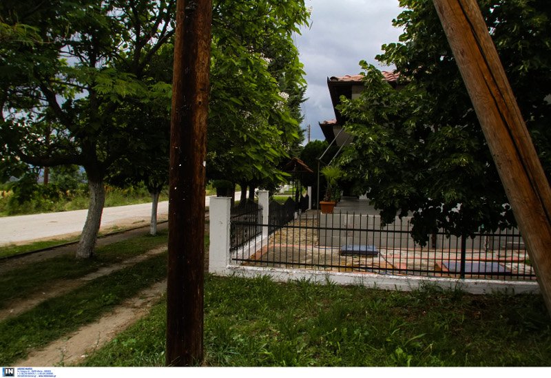 Γκρεμίζουν ένα ολόκληρο χωριό μετά την κατολίσθηση στο Αμύνταιο -Καρέ καρέ η εκκένωση [εικόνες] | iefimerida.gr 9