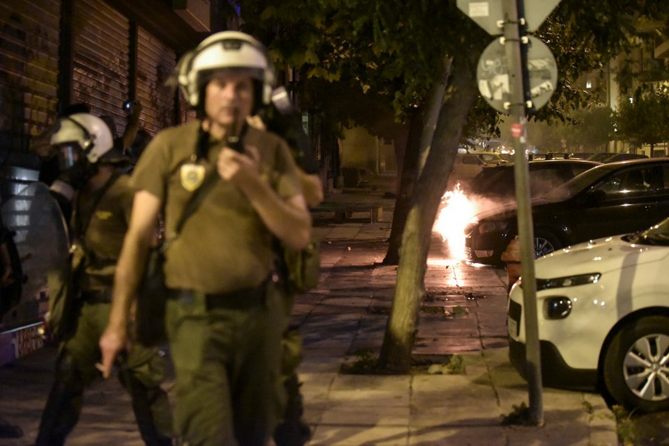 Eπεισόδια έξω από το Πολυτεχνείο -Αναρχικοί εναντίον διμοιρίας των ΜΑΤ [εικόνες] | iefimerida.gr 2