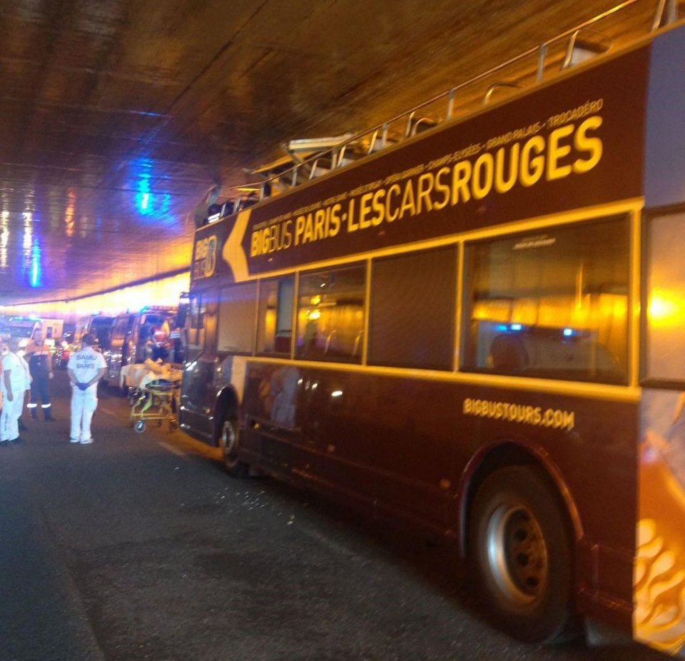 Παρίσι: Διπλό τουριστικό λεωφορείο «κόλλησε» κάτω από γέφυρα- 4 τραυματίες, ένας σε κρίσιμη κατάσταση [εικόνα & βίντεο] | iefimerida.gr 0