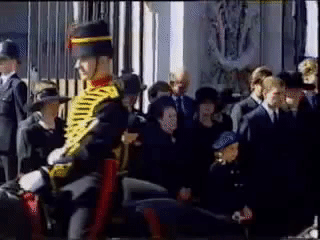 Η ασυνήθιστη κίνηση της Ελισάβετ στην κηδεία της Νταϊάνα -Δεν το περίμενε κανείς [gif & εικόνες] | iefimerida.gr 0