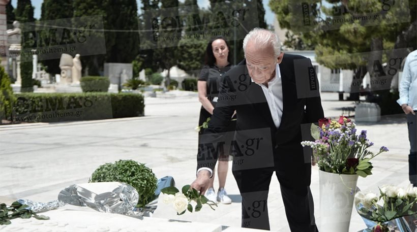Τσοχατζόπουλος–Σταμάτη πήγαν στον τάφο του Ανδρέα Παπανδρέου [εικόνες & βίντεο] | iefimerida.gr 0