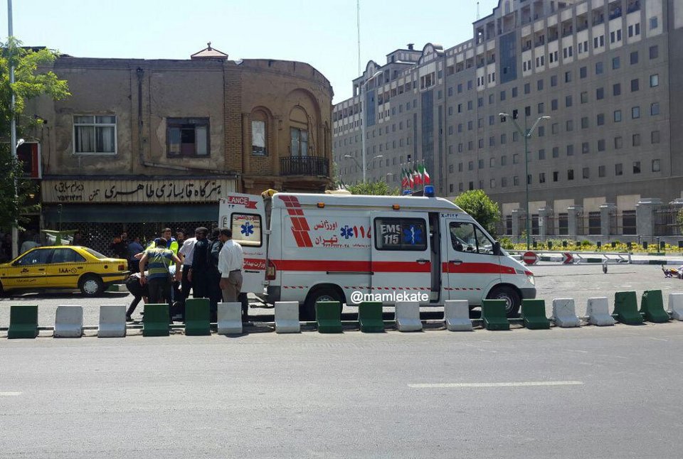 Ιράν: Επιθέσεις του ISIS σε Βουλή και μαυσωλείο Χομεϊνί -12 νεκροί & 39 τραυματίες [εικόνες & βίντεο] | iefimerida.gr 1