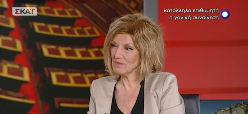 Η βουλευτής Σία Αναγνωστοπούλου προσπαθεί να φτιάξει το λουκ της -Χωρίς μπούκλες, με περίπου ίσιο μαλλί [εικόνες] | iefimerida.gr 0