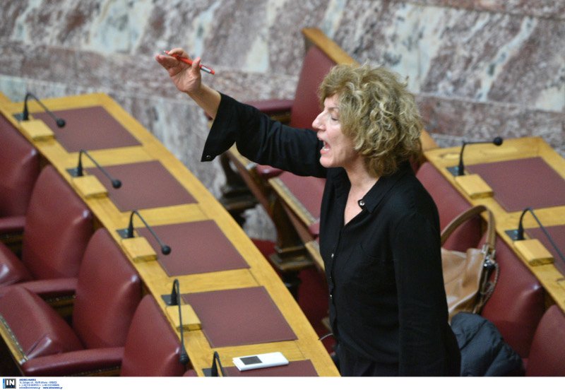 Η βουλευτής Σία Αναγνωστοπούλου προσπαθεί να φτιάξει το λουκ της -Χωρίς μπούκλες, με περίπου ίσιο μαλλί [εικόνες] | iefimerida.gr 6