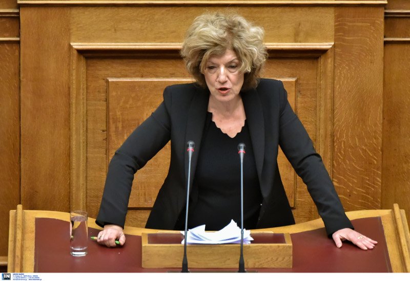 Η βουλευτής Σία Αναγνωστοπούλου προσπαθεί να φτιάξει το λουκ της -Χωρίς μπούκλες, με περίπου ίσιο μαλλί [εικόνες] | iefimerida.gr 7