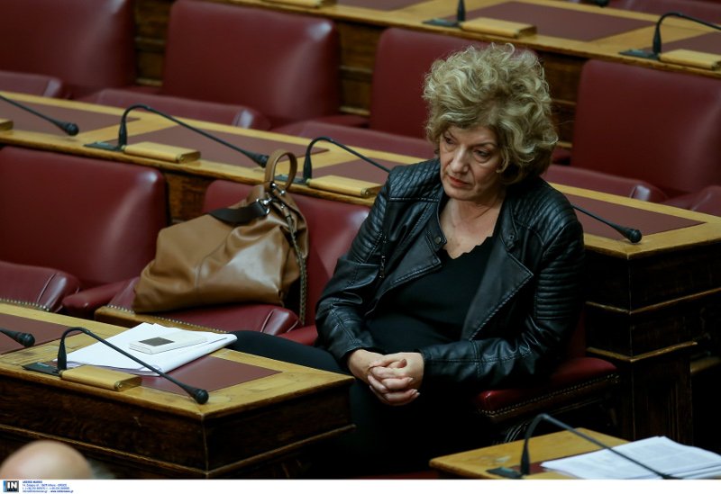 Η βουλευτής Σία Αναγνωστοπούλου προσπαθεί να φτιάξει το λουκ της -Χωρίς μπούκλες, με περίπου ίσιο μαλλί [εικόνες] | iefimerida.gr 8