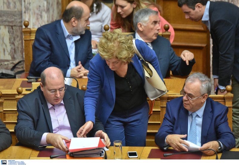 Η βουλευτής Σία Αναγνωστοπούλου προσπαθεί να φτιάξει το λουκ της -Χωρίς μπούκλες, με περίπου ίσιο μαλλί [εικόνες] | iefimerida.gr 9