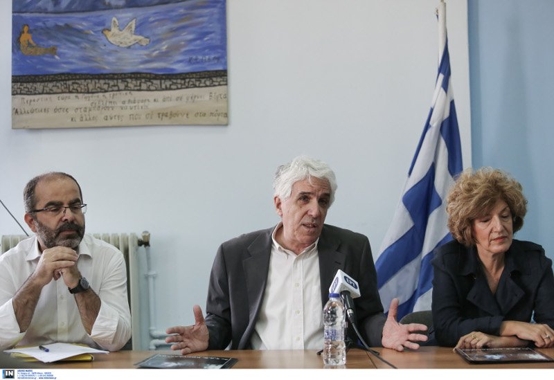 Η βουλευτής Σία Αναγνωστοπούλου προσπαθεί να φτιάξει το λουκ της -Χωρίς μπούκλες, με περίπου ίσιο μαλλί [εικόνες] | iefimerida.gr 10