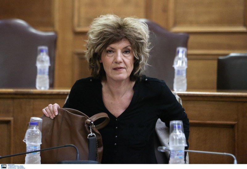 Η βουλευτής Σία Αναγνωστοπούλου προσπαθεί να φτιάξει το λουκ της -Χωρίς μπούκλες, με περίπου ίσιο μαλλί [εικόνες] | iefimerida.gr 11