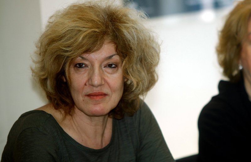 Η βουλευτής Σία Αναγνωστοπούλου προσπαθεί να φτιάξει το λουκ της -Χωρίς μπούκλες, με περίπου ίσιο μαλλί [εικόνες] | iefimerida.gr 12