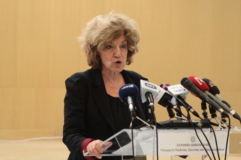 Η βουλευτής Σία Αναγνωστοπούλου προσπαθεί να φτιάξει το λουκ της -Χωρίς μπούκλες, με περίπου ίσιο μαλλί [εικόνες] | iefimerida.gr 13