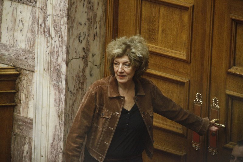 Η βουλευτής Σία Αναγνωστοπούλου προσπαθεί να φτιάξει το λουκ της -Χωρίς μπούκλες, με περίπου ίσιο μαλλί [εικόνες] | iefimerida.gr 14