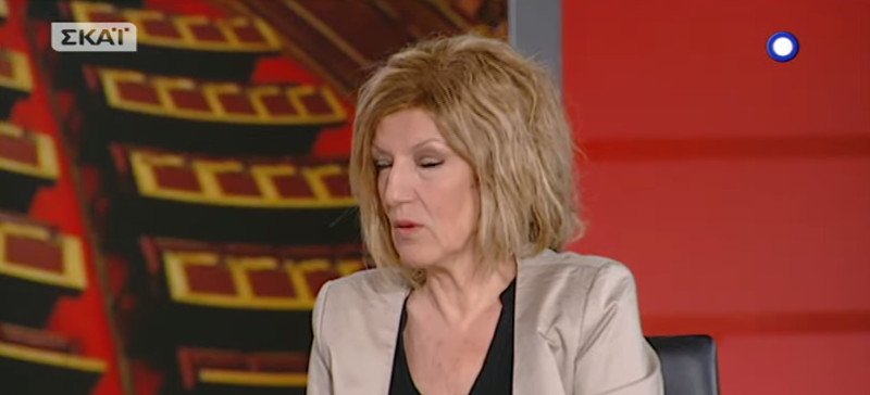 Η βουλευτής Σία Αναγνωστοπούλου προσπαθεί να φτιάξει το λουκ της -Χωρίς μπούκλες, με περίπου ίσιο μαλλί [εικόνες] | iefimerida.gr 1