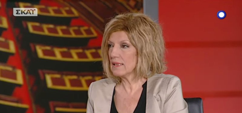 Η βουλευτής Σία Αναγνωστοπούλου προσπαθεί να φτιάξει το λουκ της -Χωρίς μπούκλες, με περίπου ίσιο μαλλί [εικόνες] | iefimerida.gr 2