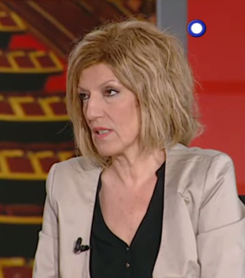 Η βουλευτής Σία Αναγνωστοπούλου προσπαθεί να φτιάξει το λουκ της -Χωρίς μπούκλες, με περίπου ίσιο μαλλί [εικόνες] | iefimerida.gr 3