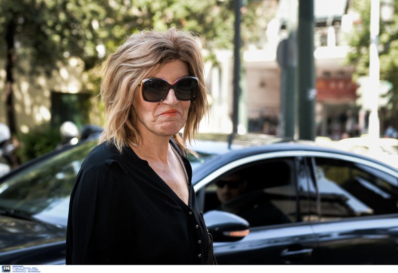 Η βουλευτής Σία Αναγνωστοπούλου προσπαθεί να φτιάξει το λουκ της -Χωρίς μπούκλες, με περίπου ίσιο μαλλί [εικόνες] | iefimerida.gr 4