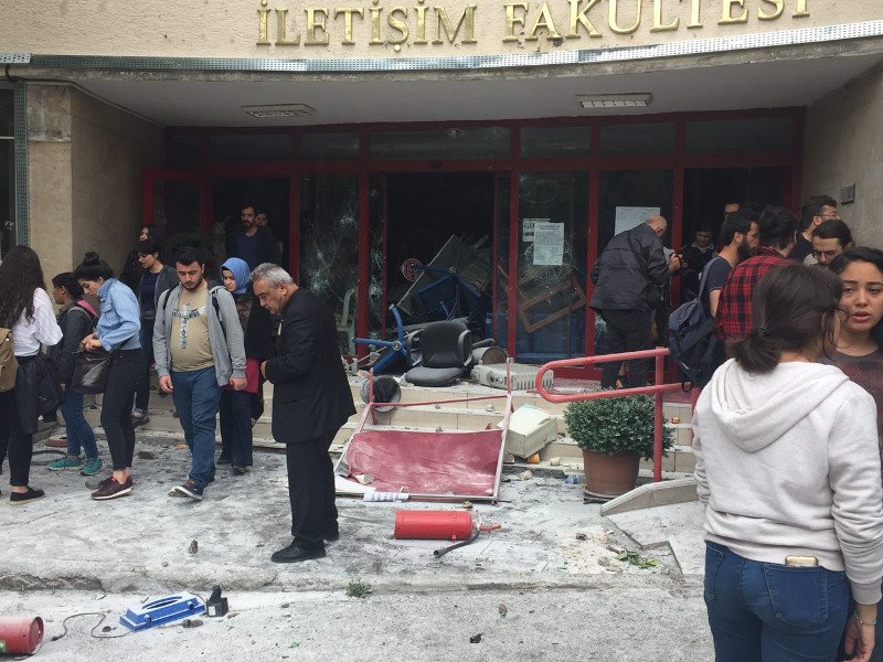 Ισλαμιστές τα έκαναν «γυαλιά καρφιά» στο πανεπιστήμιο της Αγκυρας επειδή οι φοιτητές έπιναν καφέ! [βίντεο] | iefimerida.gr 0