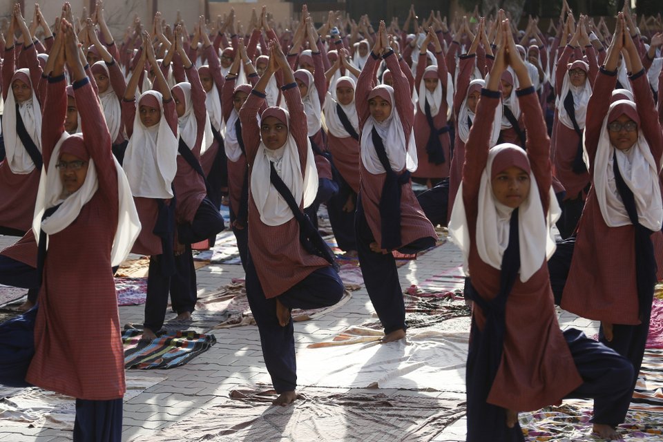 Ολη η Ινδία κάνει γιόγκα -Παρών και ο Πρωθυπουργός [εικόνες]  | iefimerida.gr 0