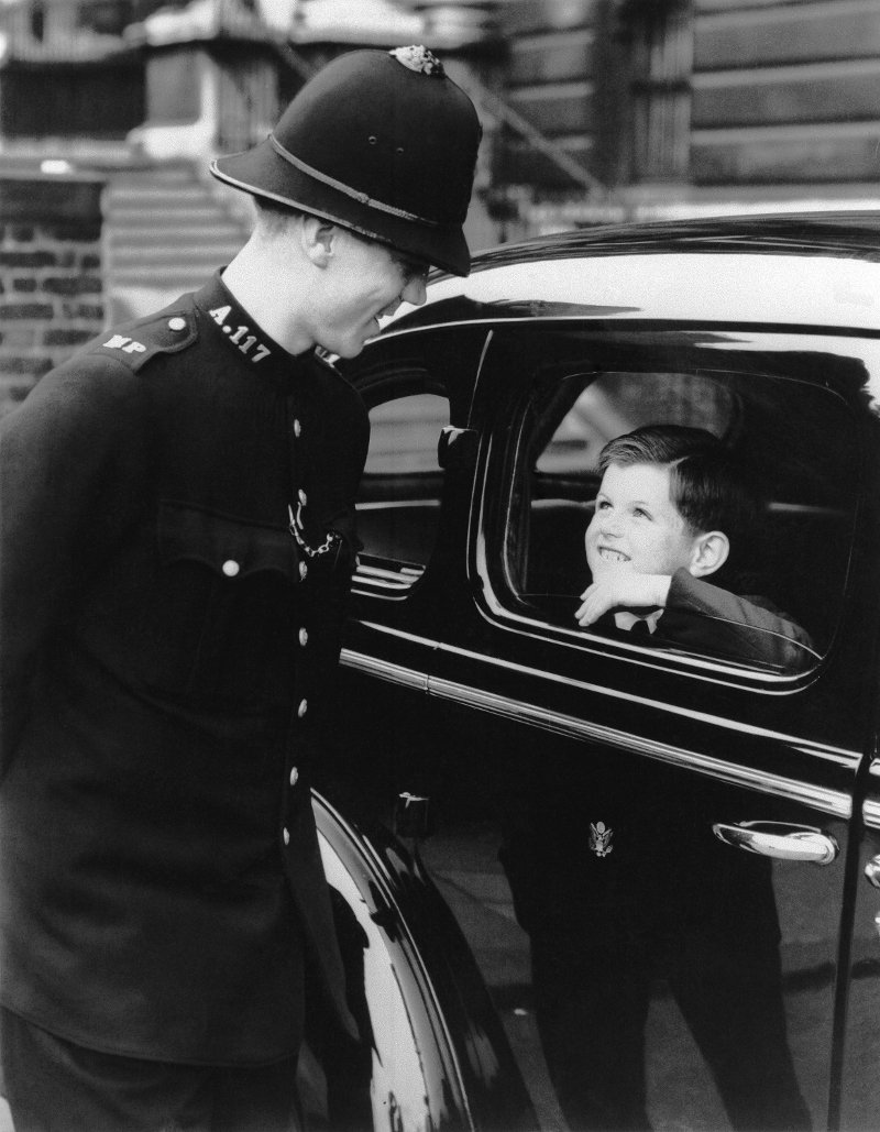 Αυτοί είναι οι λόγοι που τα κουμπιά μπαίνουν σε διαφορετικές πλευρές στα ανδρικά και στα γυναικεία πουκάμισα [εικόνες] | iefimerida.gr 0