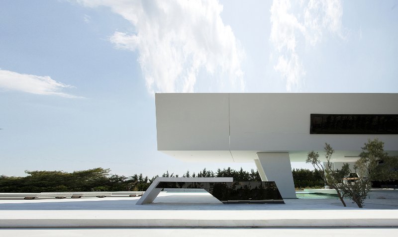 Αυτό το απίστευτο σπίτι βρίσκεται στην Αθήνα -Μοιάζει να αναδύεται από το νερό, σαν ιπτάμενο δελφίνι [εικόνες] | iefimerida.gr 3