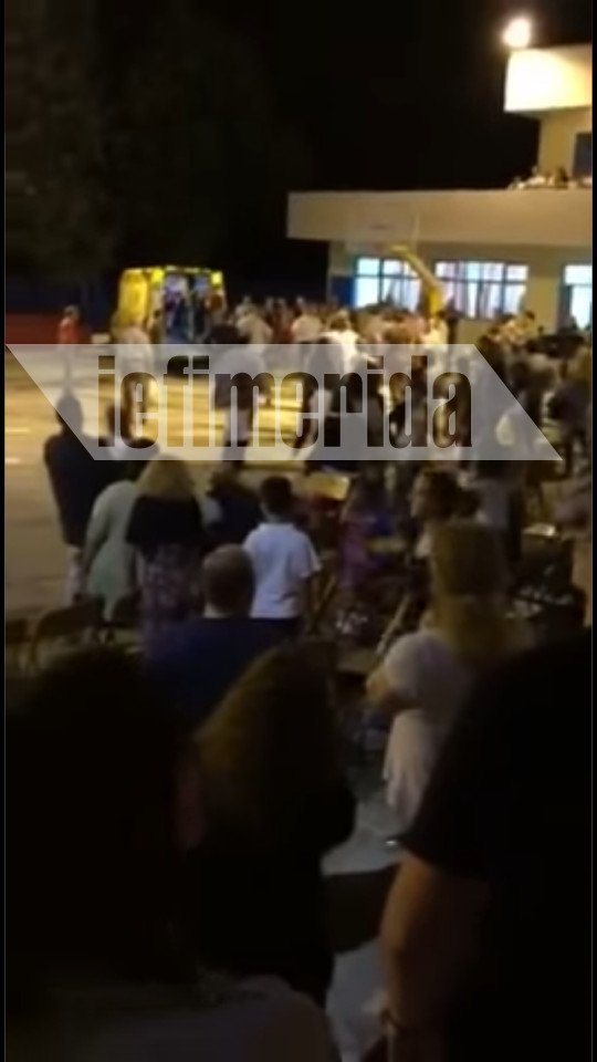 Ντοκουμέντο από το Μενίδι: Η στιγμή που το ασθενοφόρο παραλαμβάνει τον 11χρονο Μάριο [εικόνες & βίντεο] | iefimerida.gr 0