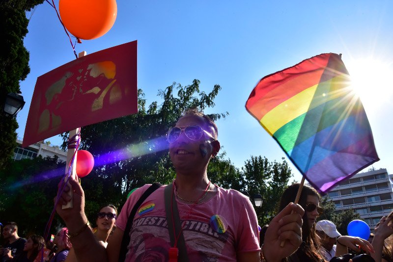 Παρέλαση του Gay Pride έξω από τη Βουλή -Παρόντες Τσακαλώτος, Φίλης, Καρανίκας και Ζωή [εικόνες] | iefimerida.gr 12