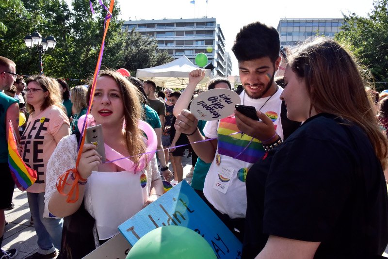 Παρέλαση του Gay Pride έξω από τη Βουλή -Παρόντες Τσακαλώτος, Φίλης, Καρανίκας και Ζωή [εικόνες] | iefimerida.gr 13